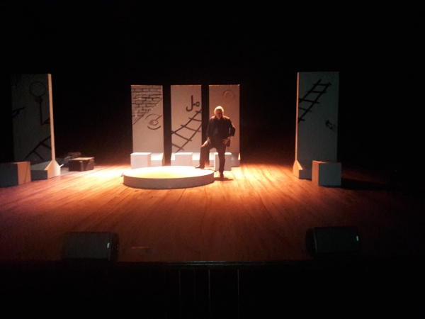 ممنوع نترك هيك منصة فاضية